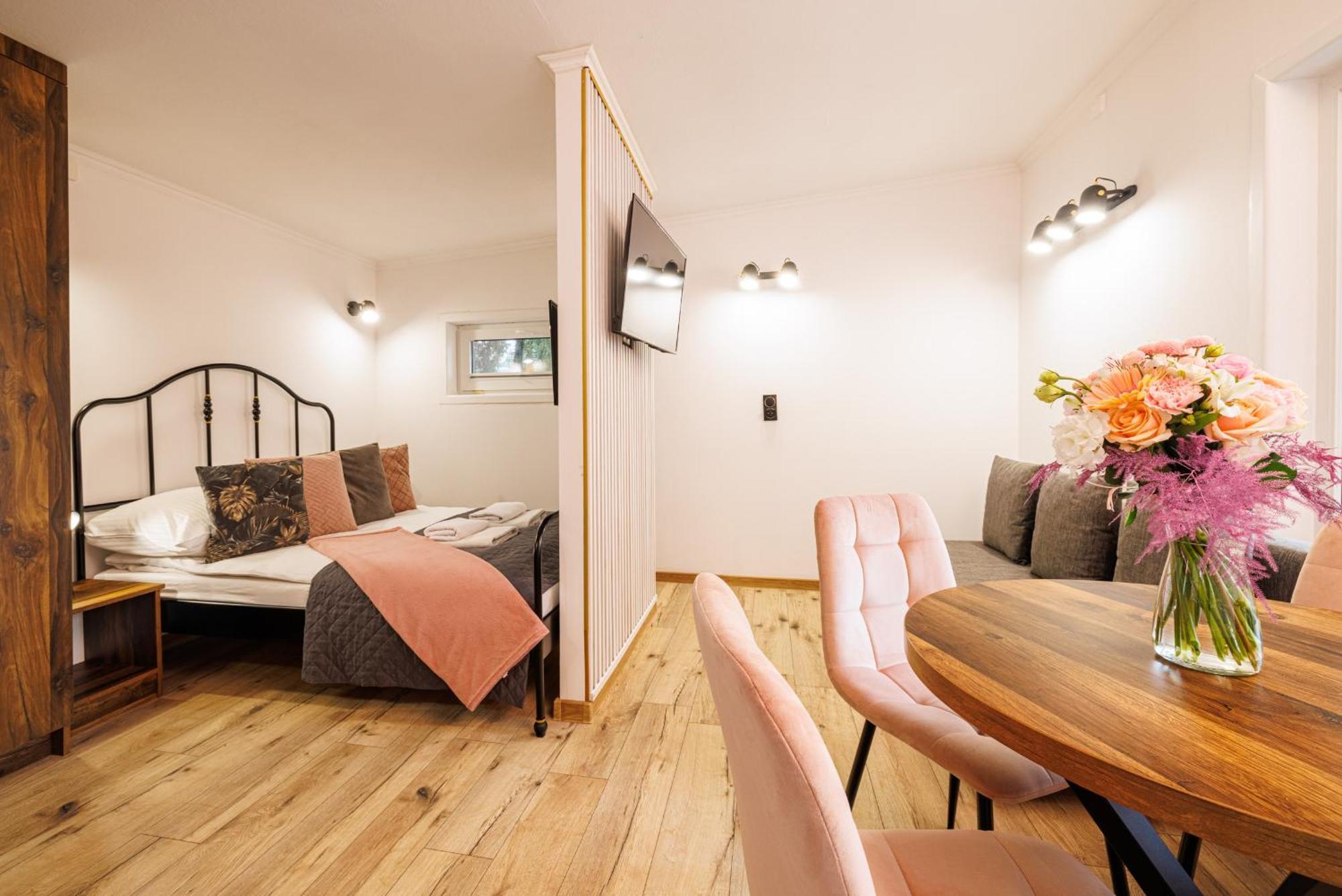Dom Goscinny Marta - Pokoje, Apartamenty, Domki Криница Морска Екстериор снимка